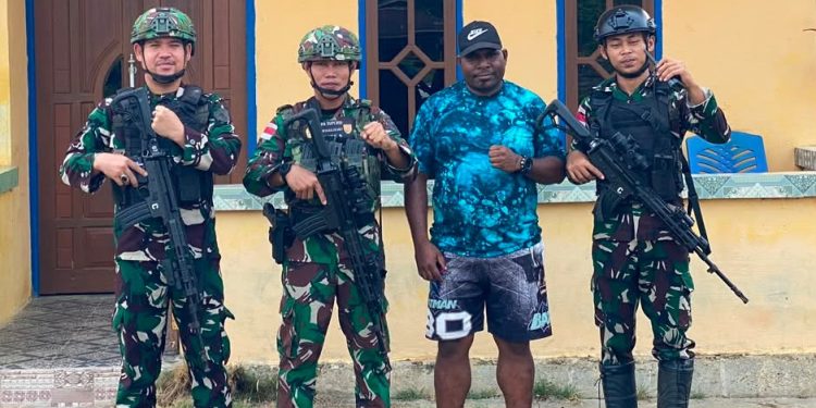 Satgas Pamtas RI-PNG Yonif 147/KGJ Mempererat Silaturahmi Kunjungi Kepala Distrik Mayerga