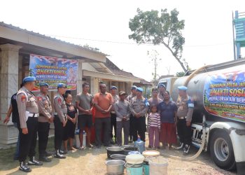 Propam Polda Jateng Distribusikan Lima Tangki Air Bersih untuk Warga Tangen Sragen