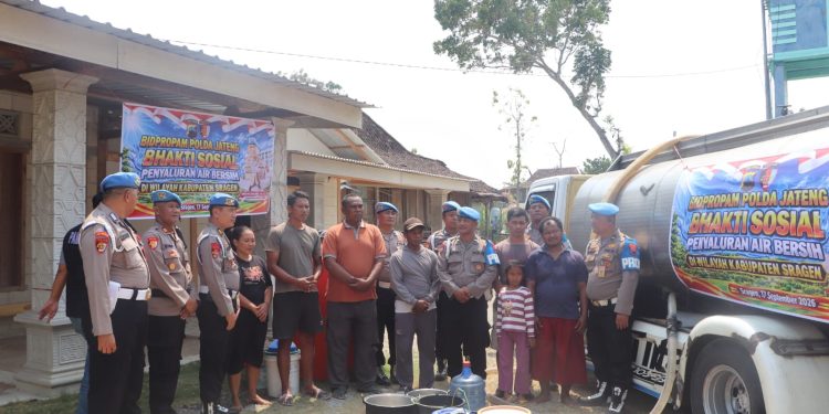 Propam Polda Jateng Distribusikan Lima Tangki Air Bersih untuk Warga Tangen Sragen