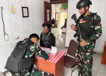 Satgas Pamtas RI – PNG Yonif 147/KGJ Pos Teluk Etna Bantu Pelayanan Kesehatan Puskesmas Kiruru Kepada Masyarakat Distrik Teluk Etna