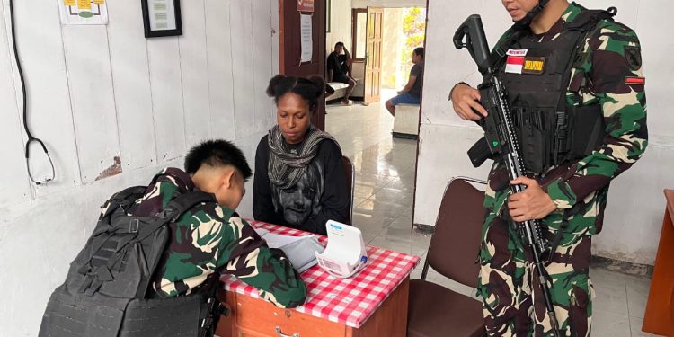 Satgas Pamtas RI – PNG Yonif 147/KGJ Pos Teluk Etna Bantu Pelayanan Kesehatan Puskesmas Kiruru Kepada Masyarakat Distrik Teluk Etna